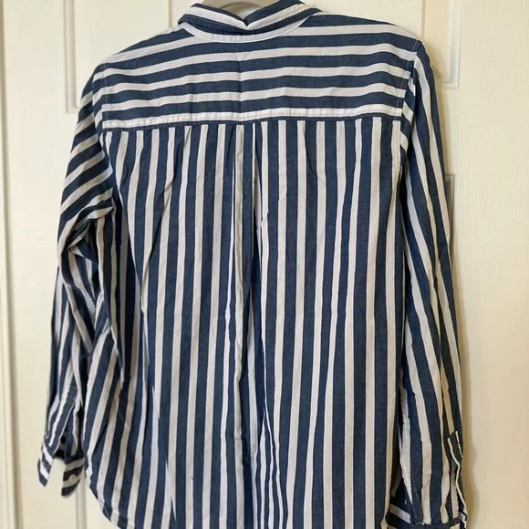 GAP Blue and White Striped Button Down Shirt - Picture 2 of 2